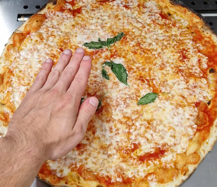 La nostra Pizza è creata come la grandiosa Pizza Romana. <br>La Pizza con i punti G! Gigante, Gustosa e Genuina.